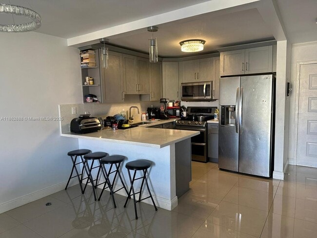 6950 Miami Gardens Dr, Unit 2-408 in Hialeah, FL - Building Photo - Building Photo