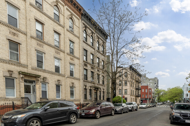 126 Engert Ave in Brooklyn, NY - Foto de edificio - Building Photo