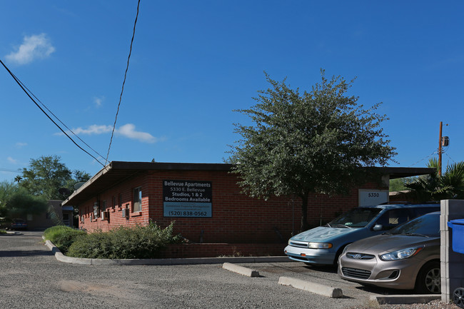 Bellevue Apartments in Tucson, AZ - Foto de edificio - Building Photo