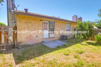 5613 Lochmoor in San Antonio, TX - Building Photo - Building Photo