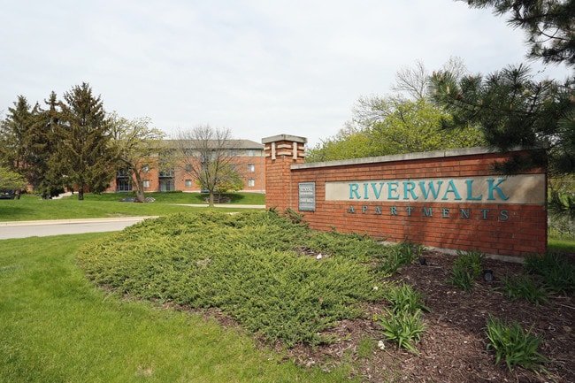 Riverwalk Apartments in Waukesha, WI - Foto de edificio - Building Photo