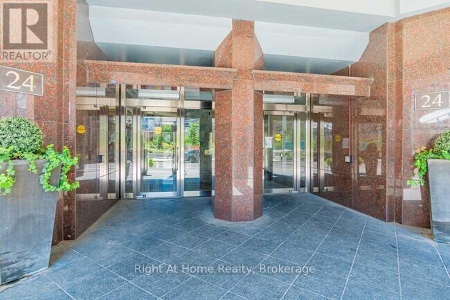 24 Wellesley St W in Toronto, ON - Building Photo - Building Photo