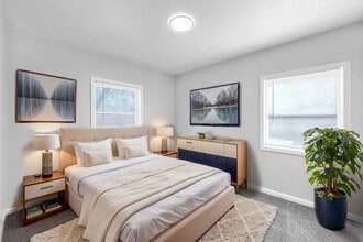 Wakonda Village and Manor Apartment Homes in Des Moines, IA - Building Photo - Building Photo