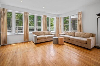 1018 Meridian Ave in Miami Beach, FL - Building Photo - Building Photo