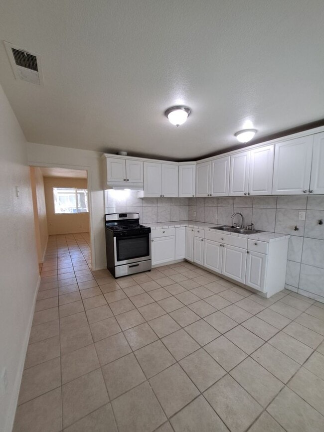 2221 S Poppy Ave in Fresno, CA - Building Photo - Building Photo