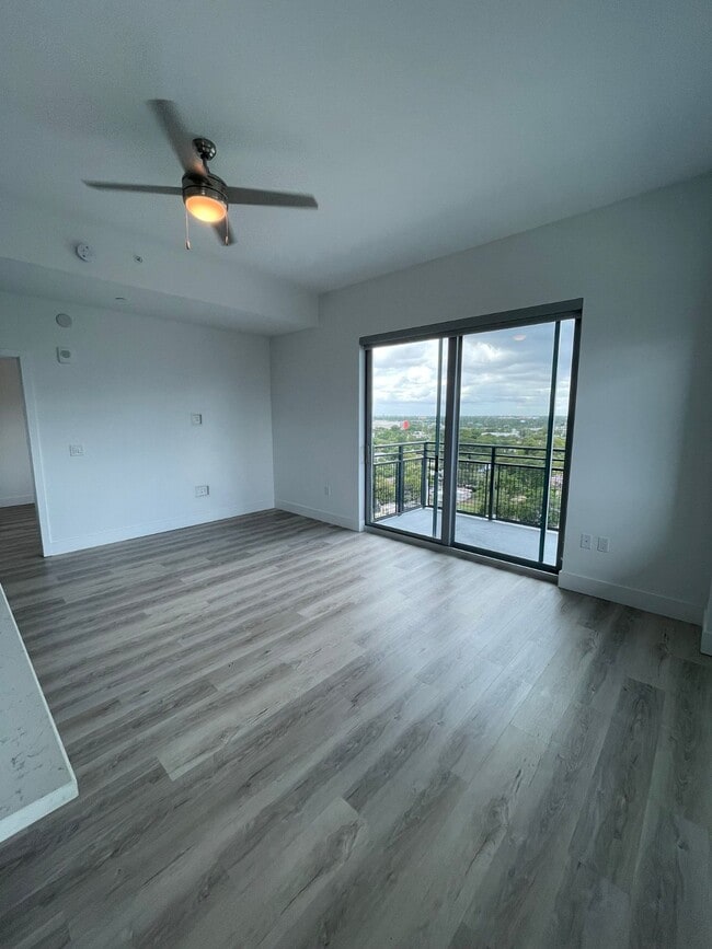 147 NW 32nd St, Unit B1 in Miami, FL - Foto de edificio - Building Photo