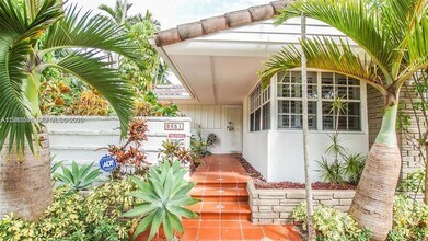 8651 NE 10th Ct in Miami, FL - Foto de edificio - Building Photo