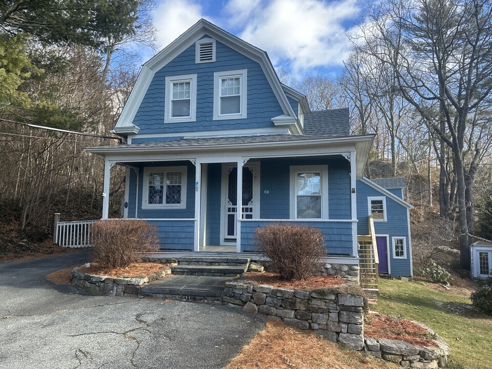 9 Riverside Pl in Ledyard, CT - Building Photo