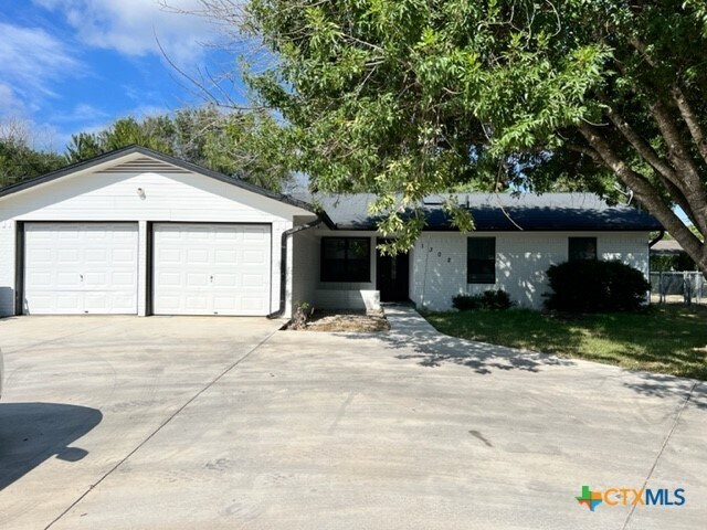 1302 S Mesquite Ave in New Braunfels, TX - Building Photo