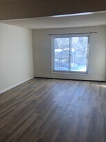 Ridgewood Manor in Edmonton, AB - Building Photo