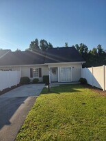 104 N Ivy Dr in Hubert, NC - Building Photo