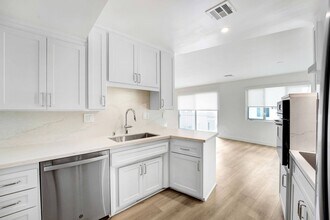 8430 De Longpre in West Hollywood, CA - Foto de edificio - Building Photo