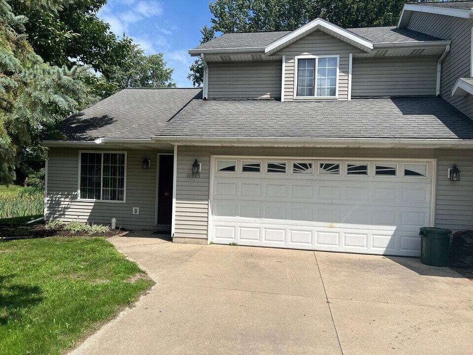 11913 Seven Pines Dr in Holland, MI - Building Photo