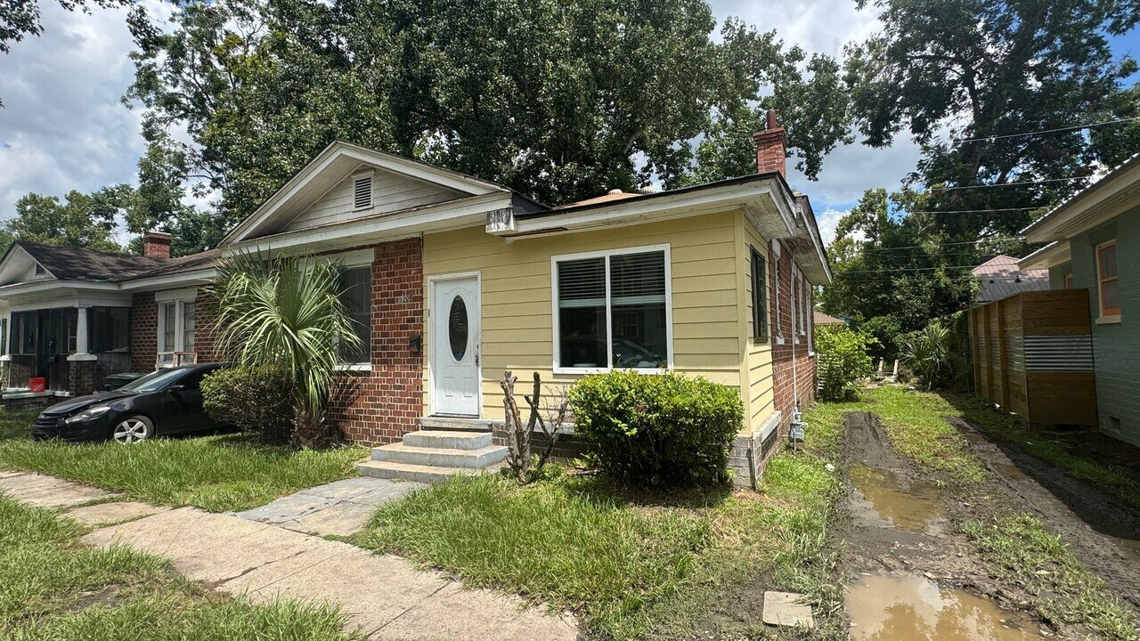 1208 E 39th St in Savannah, GA - Building Photo