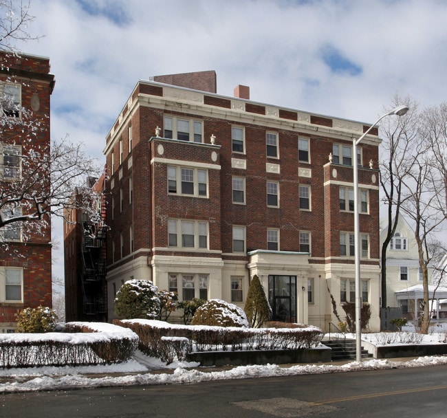 38 Main St in Malden, MA - Foto de edificio - Building Photo