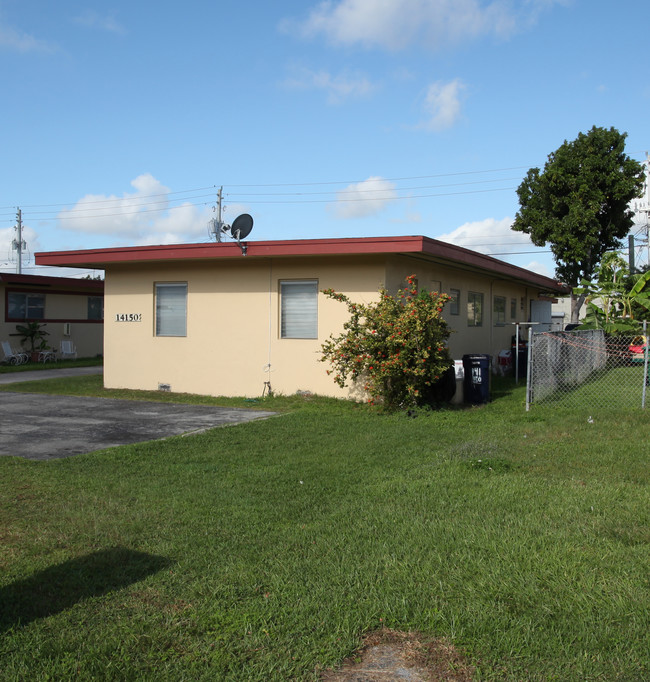 14150-14160 SW 88th Ave in Miami, FL - Foto de edificio - Building Photo