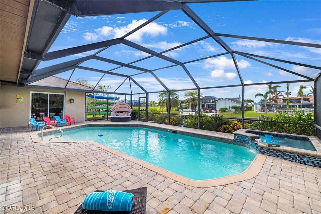 2836 SE 19th Pl in Cape Coral, FL - Foto de edificio