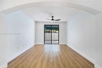 8658 SW 159th Ct in Miami, FL - Foto de edificio - Building Photo