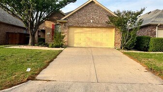 8905 Edinburgh Ln in Rowlett, TX - Building Photo