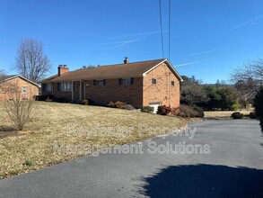 230 Dominion Dr in Waynesboro, VA - Building Photo - Building Photo