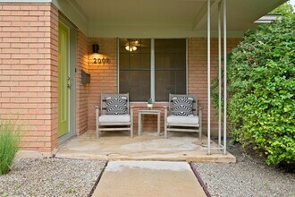 2000 Meadowridge Dr in Austin, TX - Building Photo - Building Photo