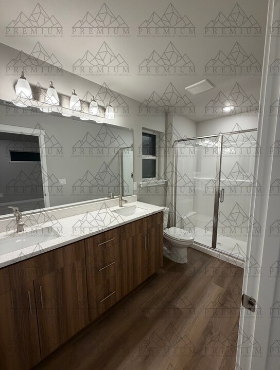 1032 Warco Dr in Cascade Locks, OR - Building Photo