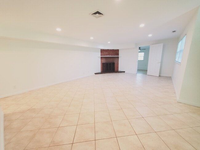 74 Coventry Rd, Unit 2 in Stamford, CT - Building Photo - Building Photo