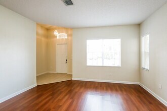 15504 SW 151st St in Miami, FL - Foto de edificio - Building Photo