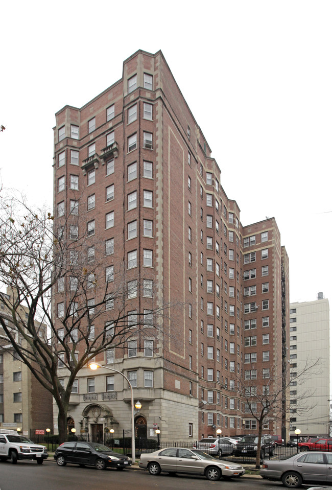 Winthrop Tower in Chicago, IL - Building Photo - Building Photo