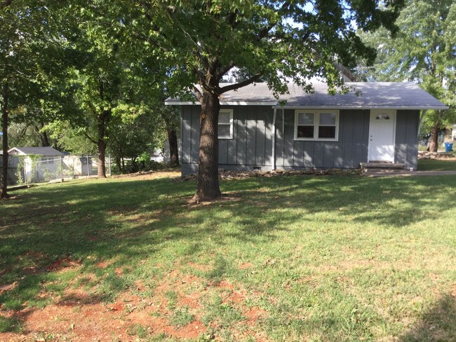 205 E Elm St in Stockton, MO - Building Photo - Building Photo