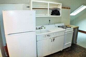 608 1/2 Ronalds St in Iowa City, IA - Building Photo - Building Photo