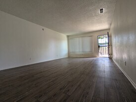 Wilshire Crest Apartments in Anaheim, CA - Building Photo