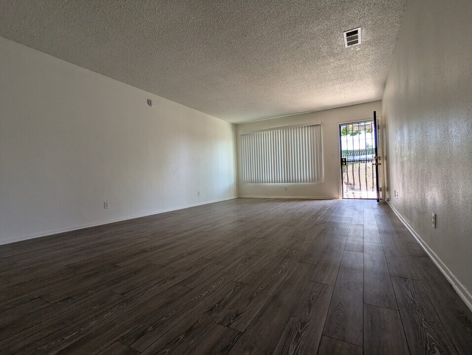 Wilshire Crest Apartments in Anaheim, CA - Foto de edificio