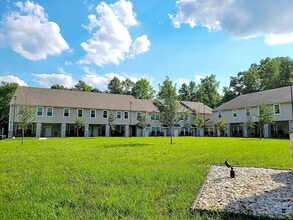 Mount Laurel Manor Apartments in Mount Laurel, NJ - Foto de edificio - Building Photo