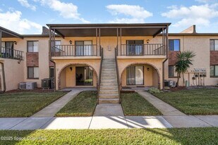 228 San Paulo Cir in West Melbourne, FL - Building Photo