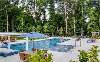 145 Big Wds Dr in Poquoson, VA - Foto de edificio - Building Photo