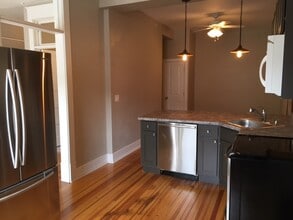 219 5th St, Unit 201 in West Des Moines, IA - Foto de edificio - Building Photo