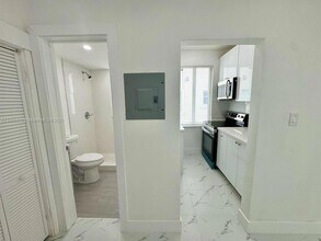 856 SW 6th St, Unit 102 in Miami, FL - Foto de edificio - Building Photo