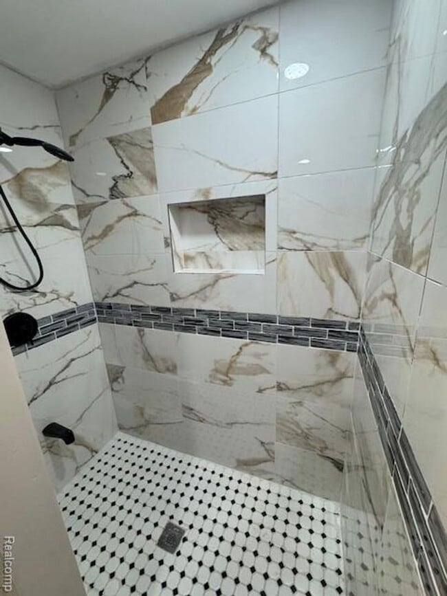 39409 Dequindre Rd in Troy, MI - Building Photo - Building Photo