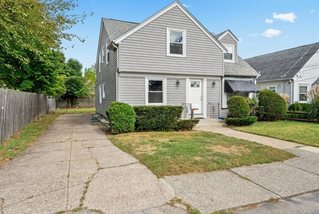 47 Dickinson Ave in North Providence, RI - Building Photo