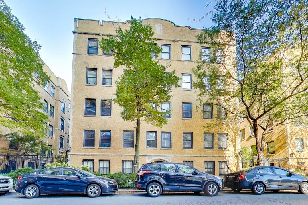 636 W Waveland Ave in Chicago, IL - Building Photo