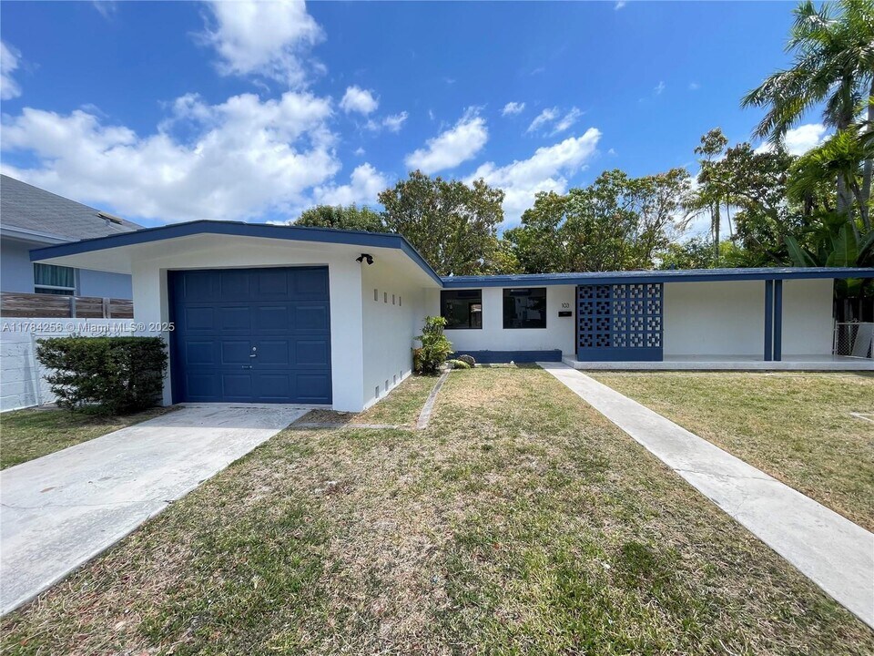 103 SW 28th Rd in Miami, FL - Building Photo