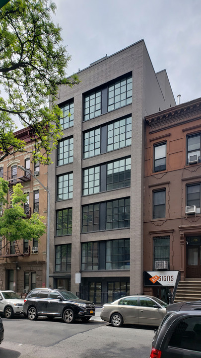 132 W 83rd St in New York, NY - Building Photo