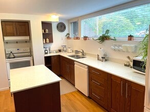 6422 Douglas St in West Vancouver, BC - Building Photo - Building Photo