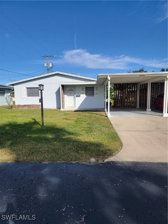 2207 Croton Ct in Lehigh Acres, FL - Building Photo