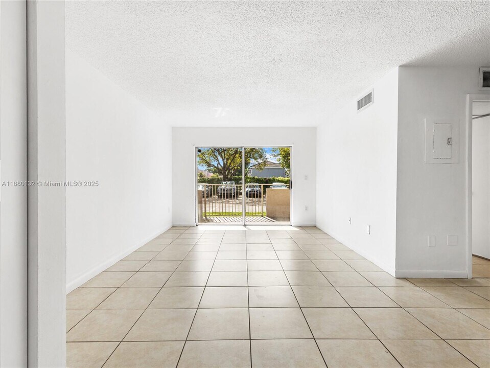 15221 SW 80th St in Miami, FL - Building Photo