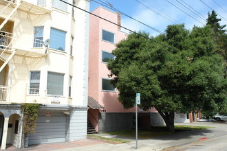 The Oxford Manor Apartments in Berkeley, CA - Building Photo - Building Photo