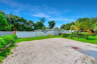 1560 NE 145th St in Miami, FL - Building Photo - Building Photo