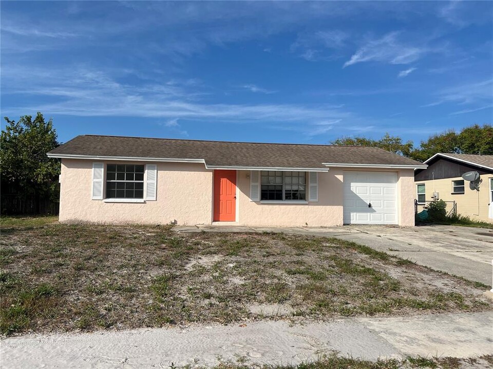 7051 Fairfax Dr in Port Richey, FL - Building Photo