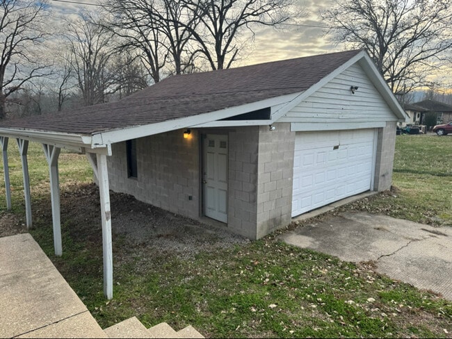 2866 W Blue Lick Rd in Shepherdsville, KY - Foto de edificio - Building Photo